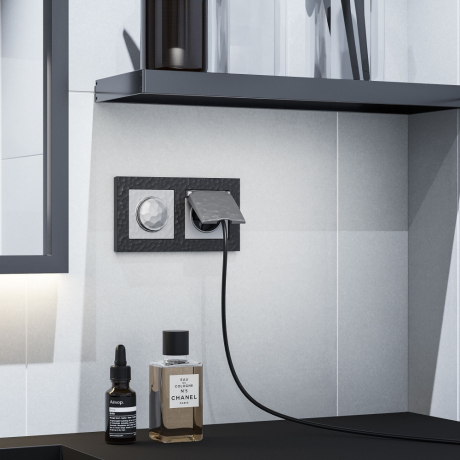 Розетка влагозащищенная с заземлением и со шторками, без рамки Werkel Hammer серебряный W1271206